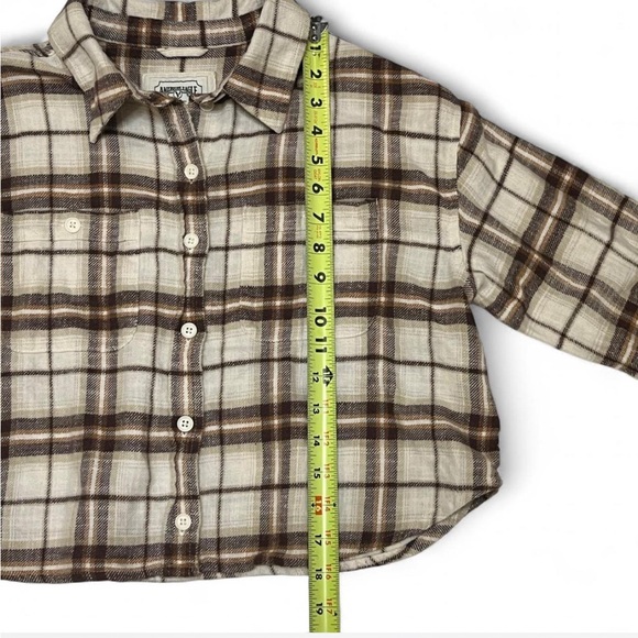 American Eagle Outfitters Cream and Brown Cropped Button-Down Flannel - Picture 3 of 6